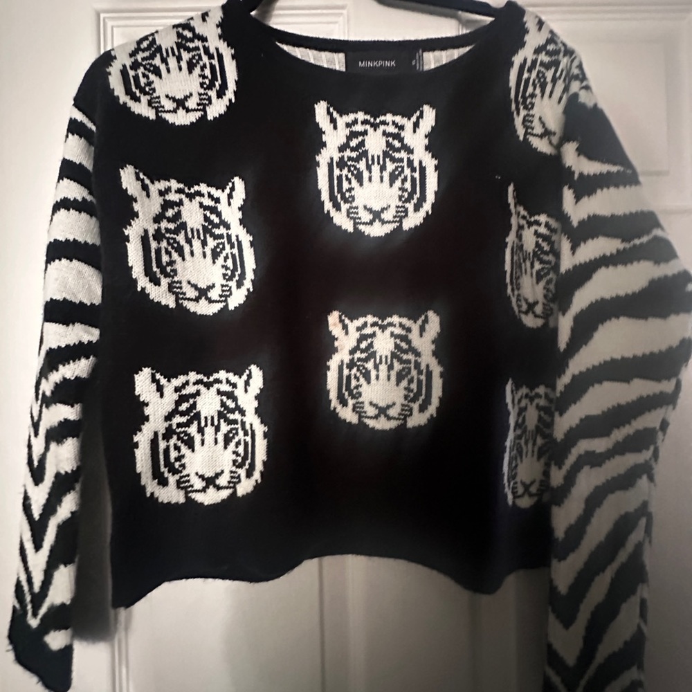 Score cute black and white sweater